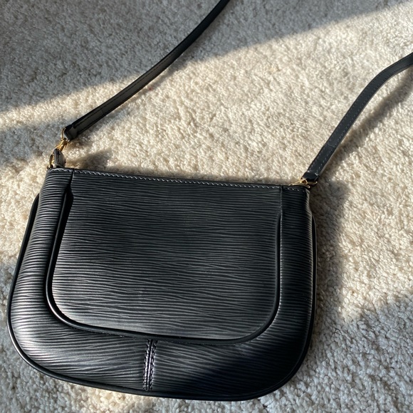 Louis Vuitton Black Epi Leather Sarvanga Crossbody Clutch Bag - Picture 6 of 15